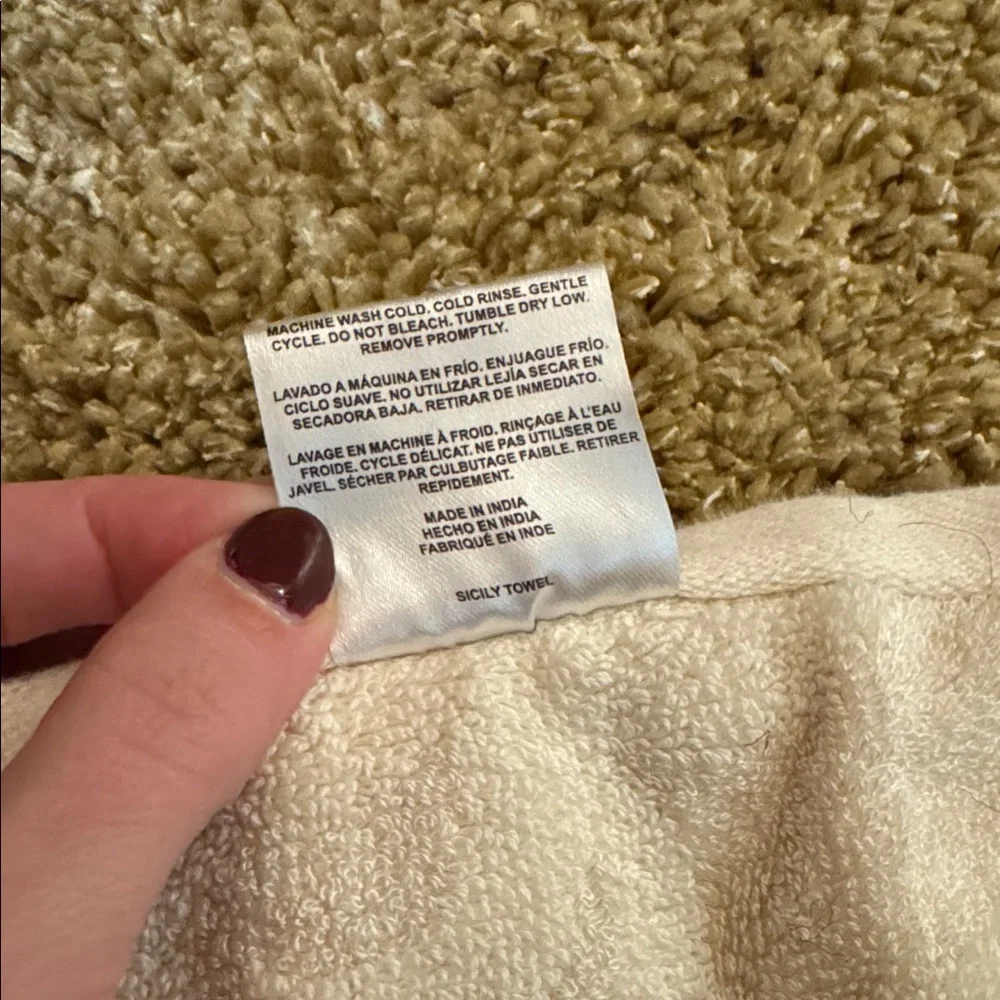 J. Queen New York Sicily Fingetip Towel